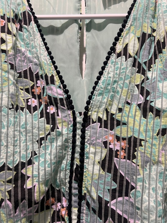 Floral Mint V-Neck Pleated lined Women’s Top - Black Trim - Picture 7 of 9